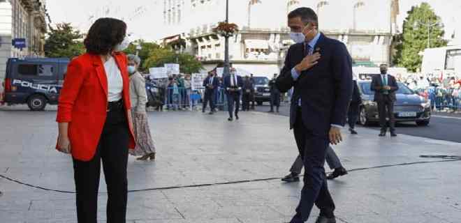 Pedro Sánchez fue recibido con abucheos en Madrid tras su llegada para reunirse con Díaz Ayuso