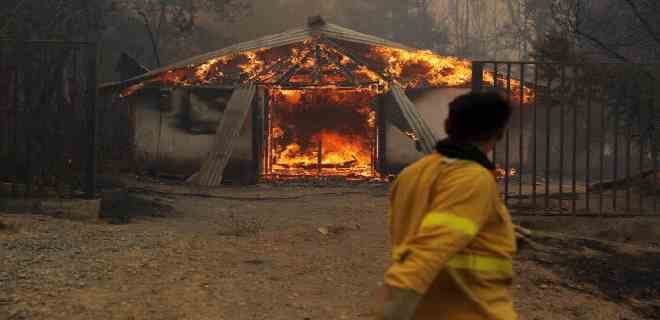 Asciende a 12 los muertos en virulentos incendios de Chile