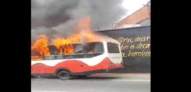 Reportan incendio de unidad de transporte público en la Valle-Coche