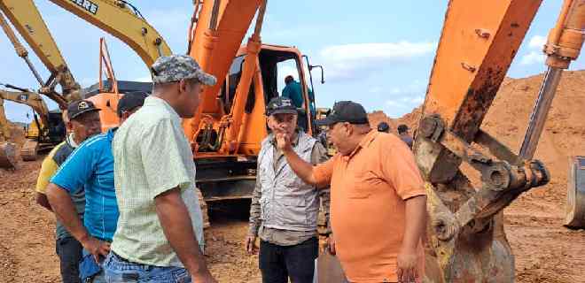 Jehyson Guzmán mantiene activas las obras de vialidad en Onia