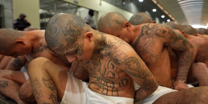 Trasladan otros 2.000 pandilleros a nueva cárcel de El Salvador