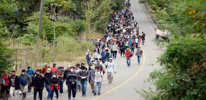Caravana de migrantes avanza en el sur de México
