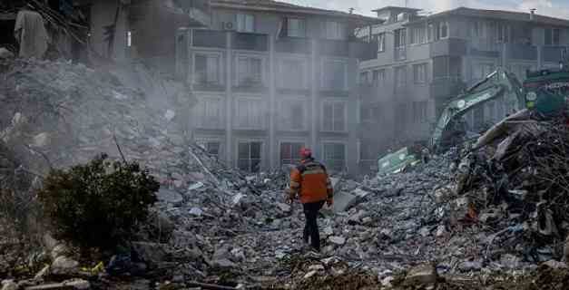 Las muertes por terremotos de febrero en Turquía superan las 50.000