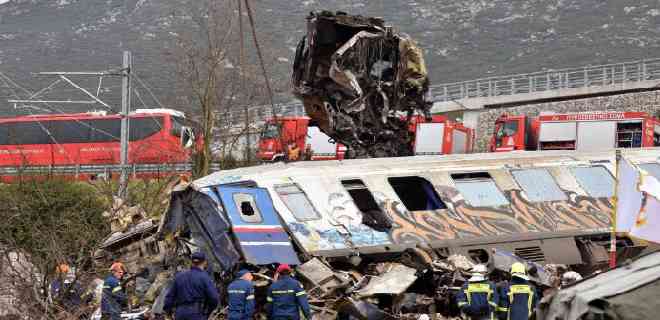 Elevan a 57 los muertos por el choque de trenes en Grecia