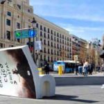 Madrid amaneció con curiosos bancos en forma de libros