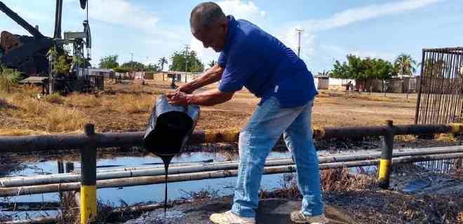 +VIDEO | Reportan derrame de petróleo en una carretera de Cabimas