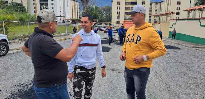 Alcalde Jesús Araque continúa Operativo de Bacheo en la Ciudad