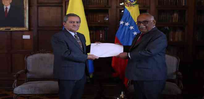 Carlos Martínez, entregó sus credenciales como embajador de Maduro en Colombia