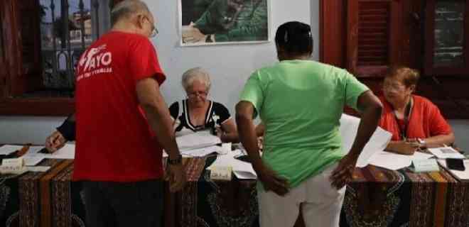 Cuba extiende el horario para votar en sus parlamentarias