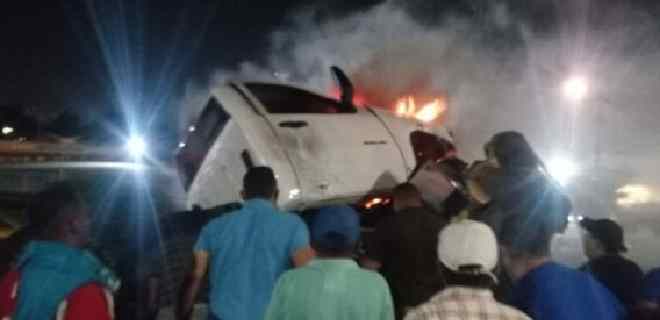 Dos personas calcinadas y cinco heridas en accidente vial en Maracaibo