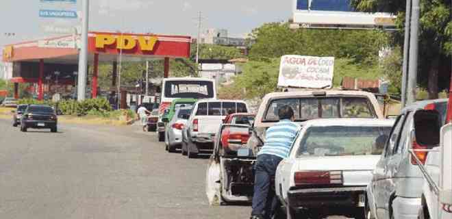 Gobernador chavista prohibió colas por gasolina en Bolívar
