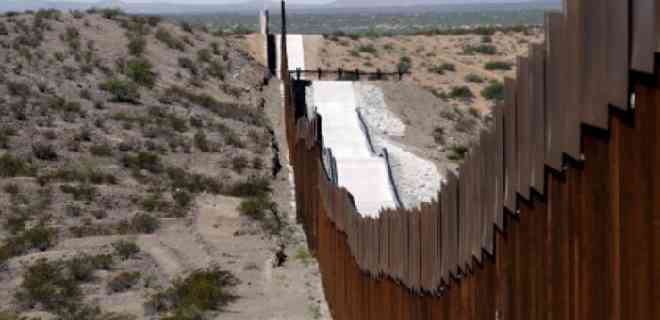 Buscan reanudar la construcción del muro con México