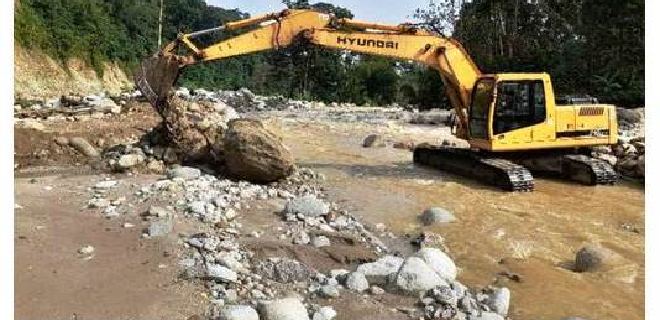Trabajadores de Aguas de Mérida canalizan el río Tucaní