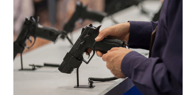 Gobernador de Florida firma ley que permite porte de armas sin permiso