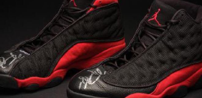 Subastan en USD 2,2 millones un par de zapatillas de Michael Jordan