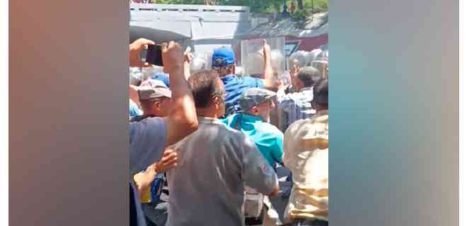 +VIDEO | Denuncian agresión de la PNB contra trabajadores de la UCV