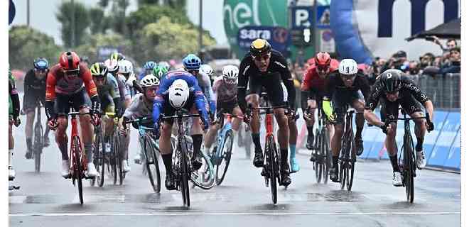 Groves gana la caótica y lluviosa quinta etapa del Giro