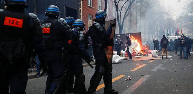 Quinta noche de protestas en Francia deja 700 personas detenidas y 45 policías heridos