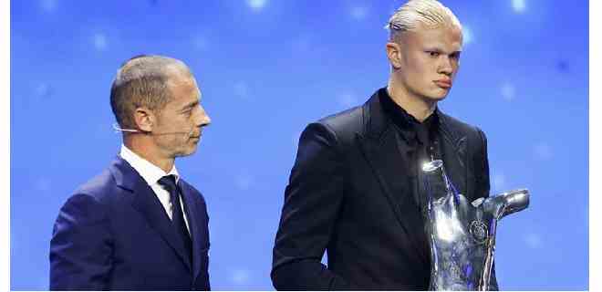 Haaland recibe el premio a mejor jugador del año de UEFA