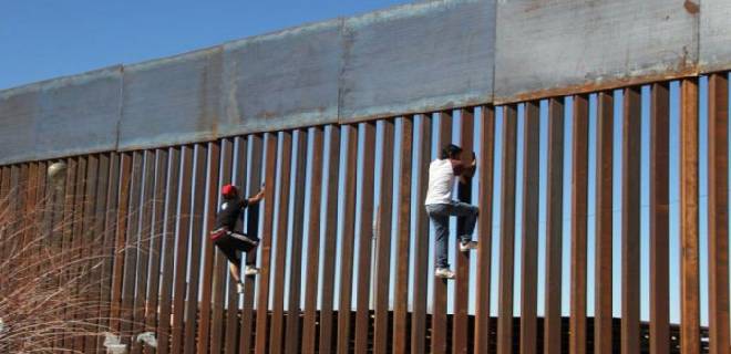 EEUU empieza a reforzar el muro fronterizo