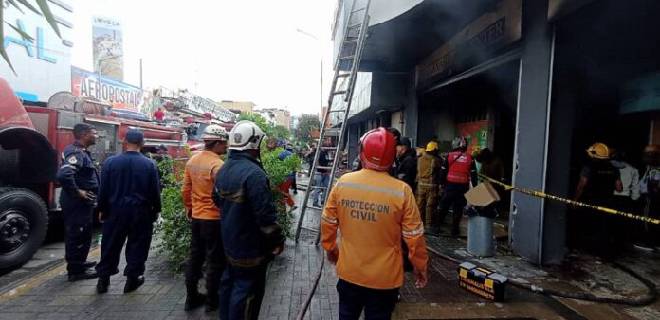 Incendio destruye 10 locales en centro comercial de Barquisimeto