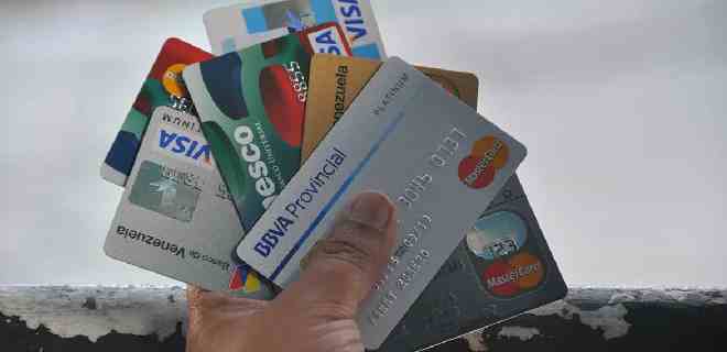 Bancos en Venezuela tramitan tarjetas de crédito en oficinas