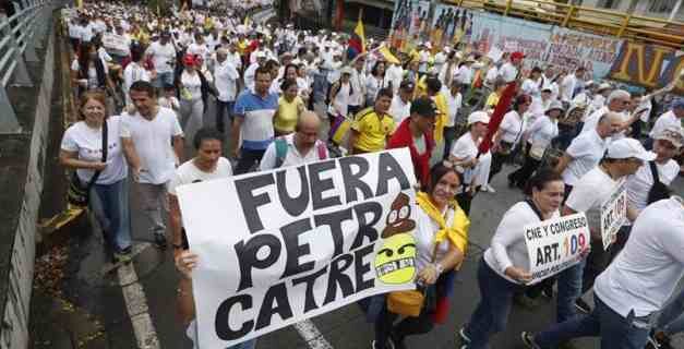 Miles de colombianos protestan contra el gobierno de Petro