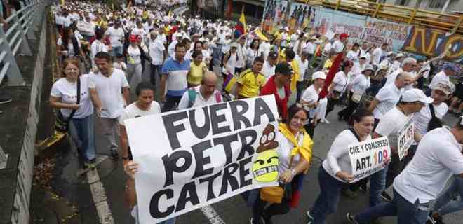 Miles de colombianos protestan contra el gobierno de Petro